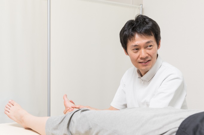 うつ伏せに寝て頂き骨盤や骨格の歪みをチェックして施術をします。