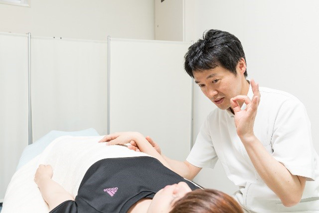 患者様の手を使いカイロプラクティックの筋エネルギー反射テクニックを使い、患者様の悩みの原因に焦点を絞っていきます。